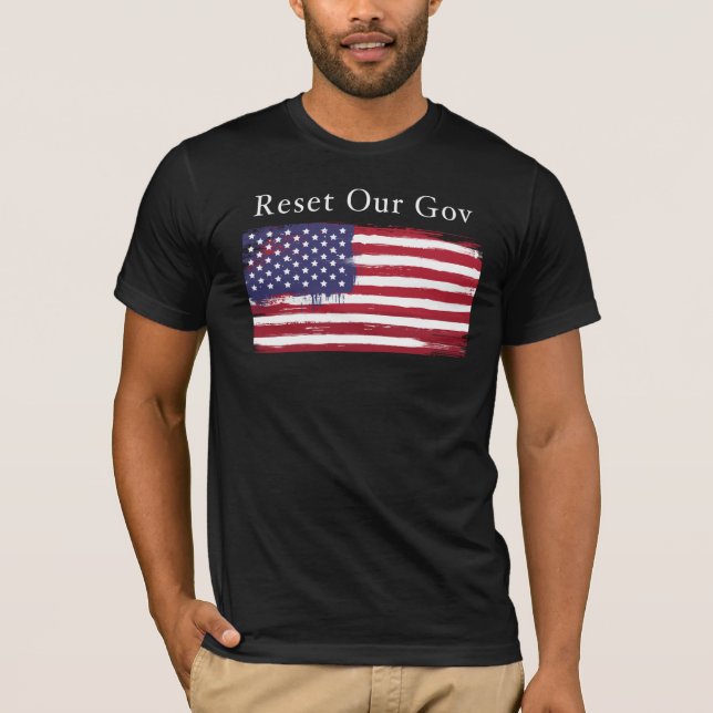 Camiseta negra con la bandera y reajustada nuestro (Anverso)