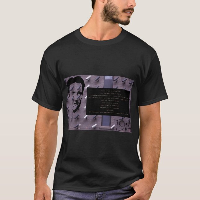 Camiseta negra con las advertencias de Orwell (Anverso)