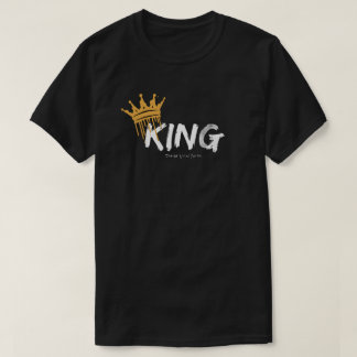 Camiseta negra con mangas cortas y diseño de logo