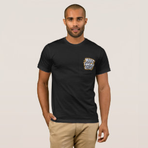 Camiseta negra con texto escrito en ella