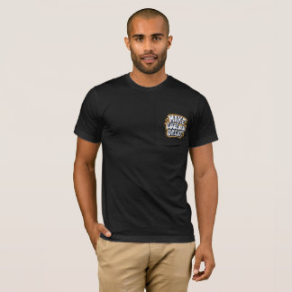 Camiseta negra con texto escrito en ella