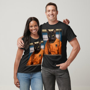 Camiseta negra con un gato marrón habanero en blan
