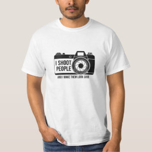 Camiseta negra diseño disparo personas