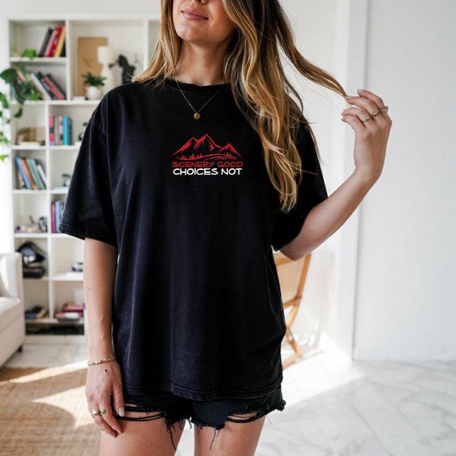 Camiseta negra roja de humor de camping de senderi (Hiking  humor Shirt for women. Tee with phrase "Scenery Good, Choices Not" design with mountain art.)