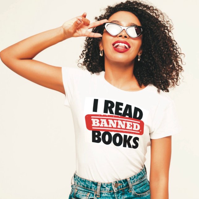 Camiseta Negrita “Leí Libros Prohibidos” Librero  (Subido por el creador)