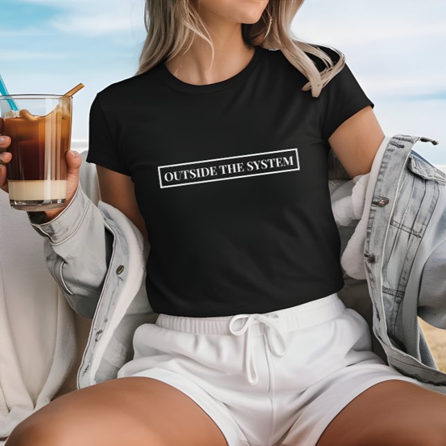 Camiseta Negro Elegante Fuera Del Eslogan Del Sistema (Stylish Black Outside The System Slogan T-Shirt)