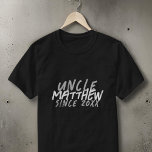 Camiseta Negro y blanco moderno para el tío de Guay<br><div class="desc">Este diseño elegante y moderno se compone de una tipografía de san serif.</div>