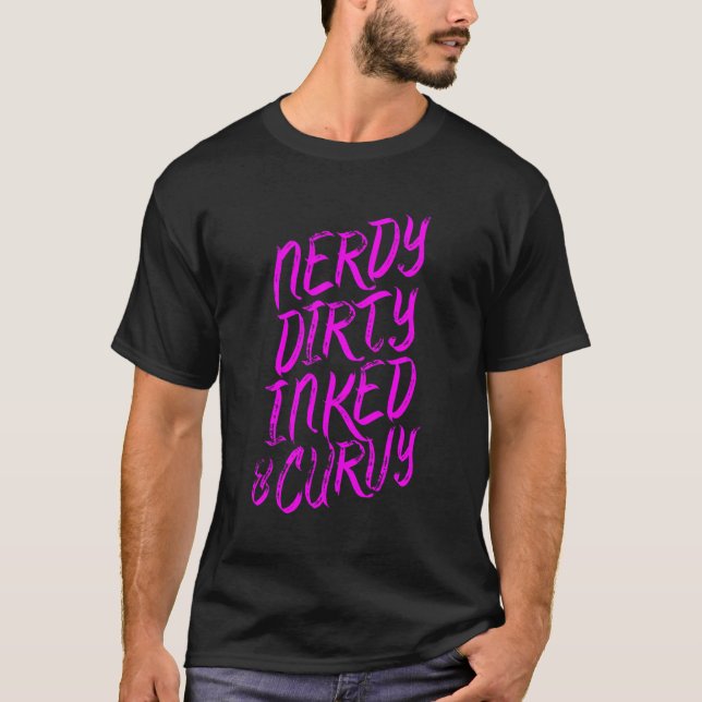 Camiseta Nerdy Dirty Inked Curvy Tattoo Nerd (Anverso)