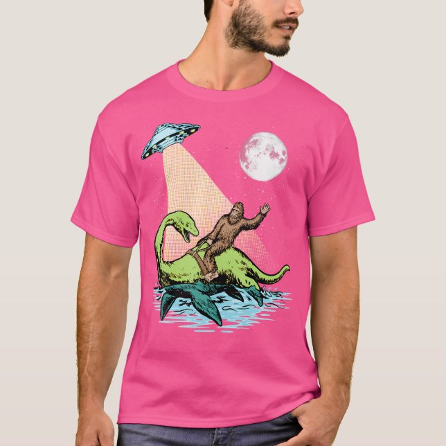 Camiseta Nessie Ufo Alienígenas en moto de pie en la noche  (Anverso)