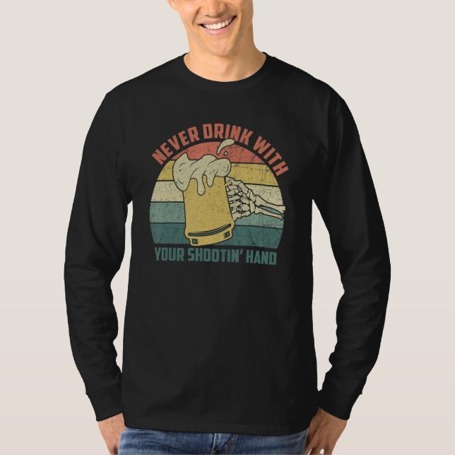 Camiseta Never Drink With Your Shooting Hand Skeleton Funny (Anverso)