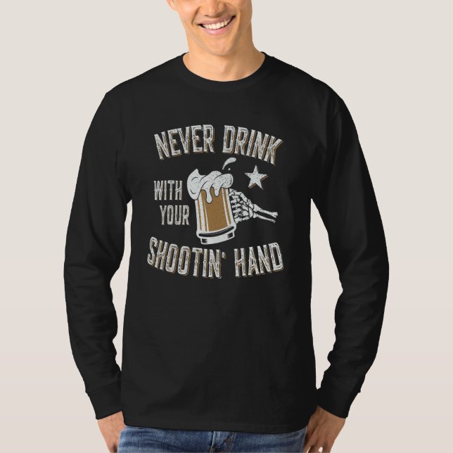Camiseta Never Drink with Your Shooting Hand Skeleton Funny (Anverso)