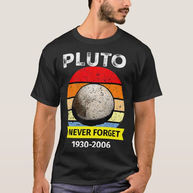 Camiseta Never Forget Pluto Funny space Science Retro Astro (Anverso)