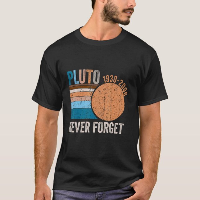 Camiseta Never Forget Pluto Retro Style Space Science Astro (Anverso)