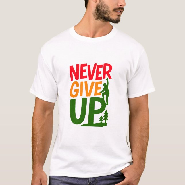 Camiseta Never Give Up – Man Lifting Words Design (Anverso)