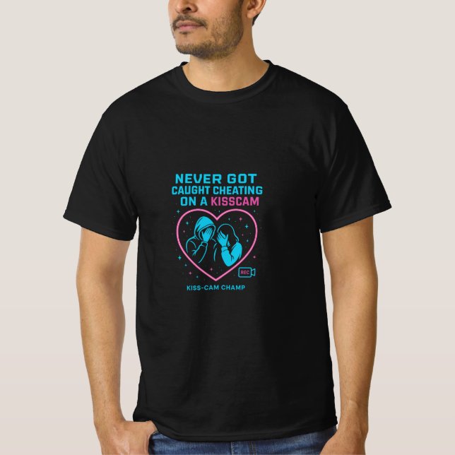 Camiseta Never Got Caught Cheating on a KissCam Neon Art (Anverso)