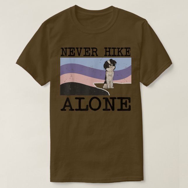 Camiseta Never Hike Alone Japanese Chin Dog Hiking  (Diseño del anverso)