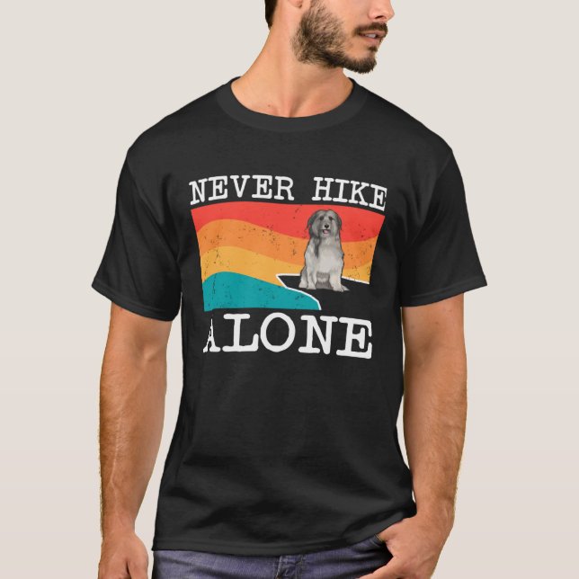Camiseta Never Hike Alone Pyrenean Shepherd Graphic Hiking (Anverso)