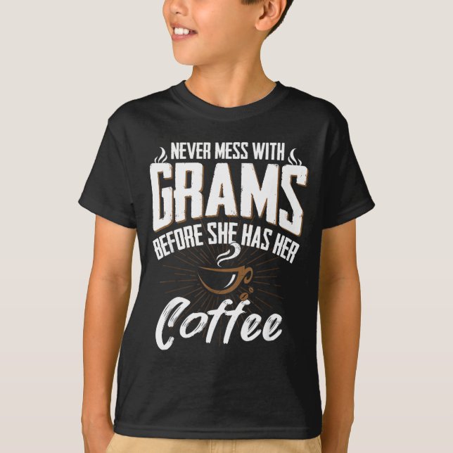 Camiseta Never Mess With Grams Before She Has Her Coffee Gr (Anverso)