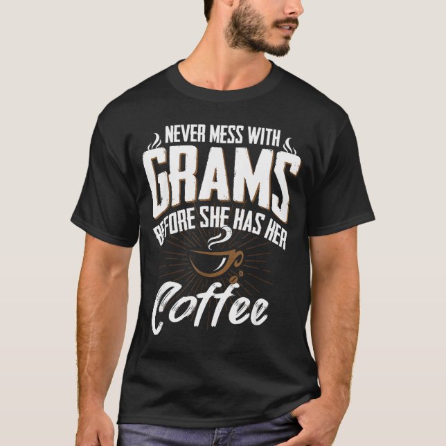 Camiseta Never Mess With Grams Before She Has Her Coffee Gr (Anverso)