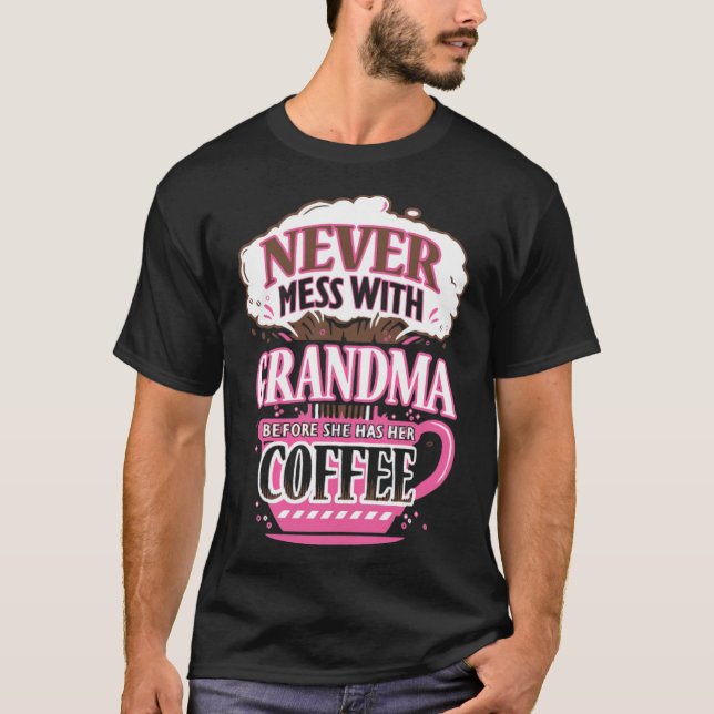 Camiseta Never mess with GRANDMA befoe she has her coffee b (Anverso)