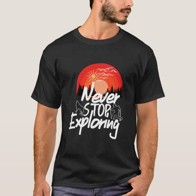 Camiseta Never Stop Exploring Retro Sunset Hiking Adventure (Anverso)