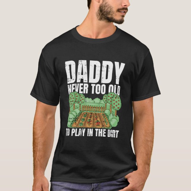 Camiseta Never Too Old To Play In The Dirt Fathers Day Gard (Anverso)