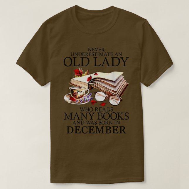 Camiseta Never Underestimate A December Lady Who Reads Many (Diseño del anverso)