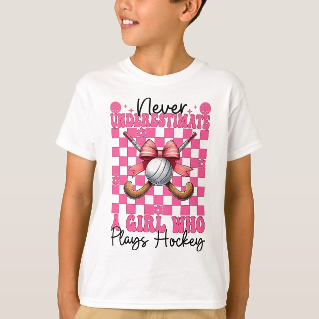Camiseta Never Underestimate A Girl Who Plays Hockey Coquet (Anverso)