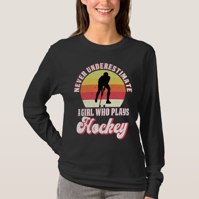 Camiseta Never Underestimate A Girl Who Plays Hockey Retro  (Anverso)