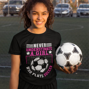 Camiseta Never Underestimate a Girl Who Plays Soccer
