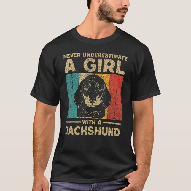 Camiseta Never Underestimate A Girl With A Dachshund (Anverso)