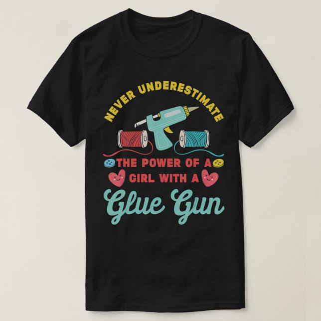 Camiseta Never Underestimate A Girl with A Glue Gun  Crafty (Diseño del anverso)
