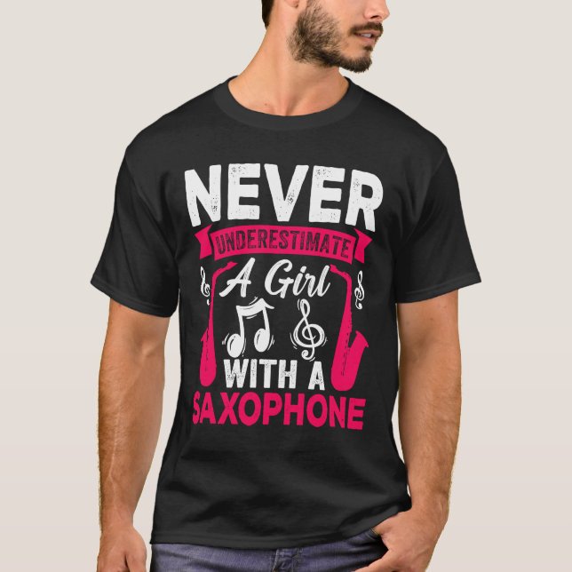 Camiseta Never Underestimate a Girl with a Saxophone Saxaph (Anverso)