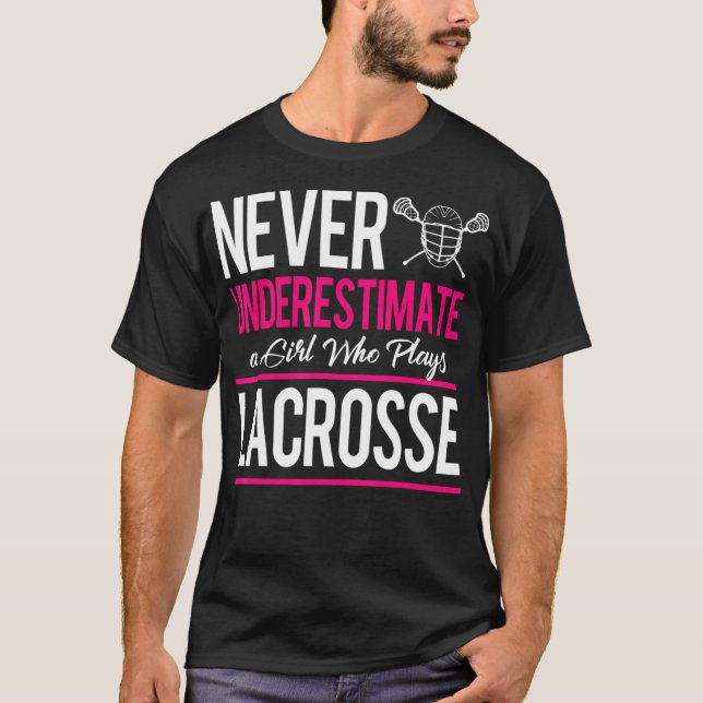 Camiseta Never Underestimate A Gril Who Plays Lacrosse Lacr (Anverso)