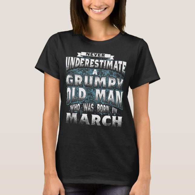 Camiseta Never Underestimate A Grumpy Old Man Who Was Born  (Anverso)