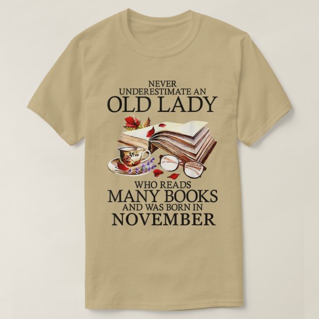 Camiseta Never Underestimate A November Lady Who Reads Many (Diseño del anverso)