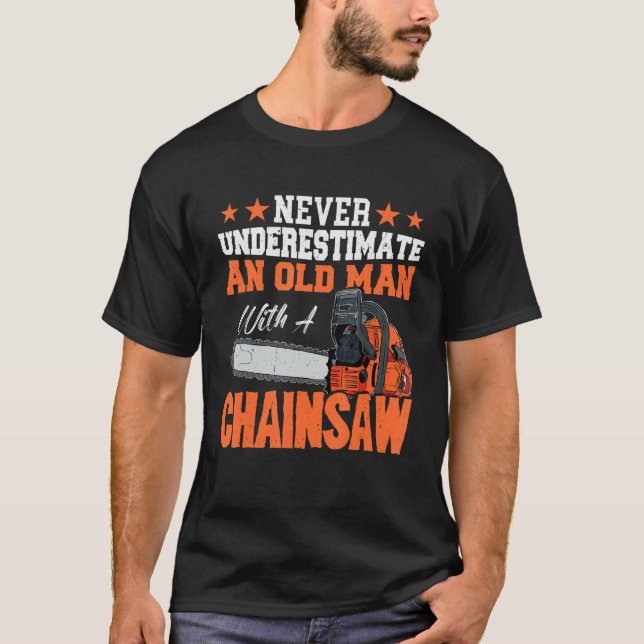 Camiseta Never Underestimate a old man with a Chainsaw 2 (Anverso)