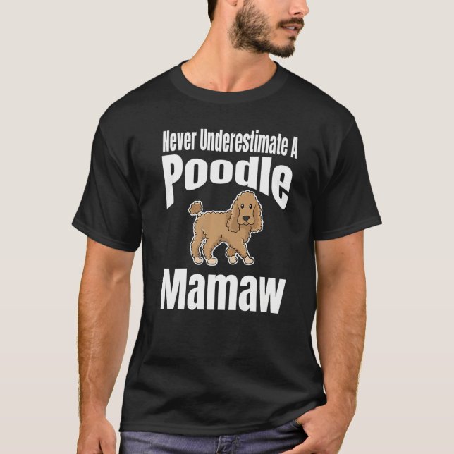 Camiseta Never Underestimate A Poodle Mamaw Dog Lover Owner (Anverso)