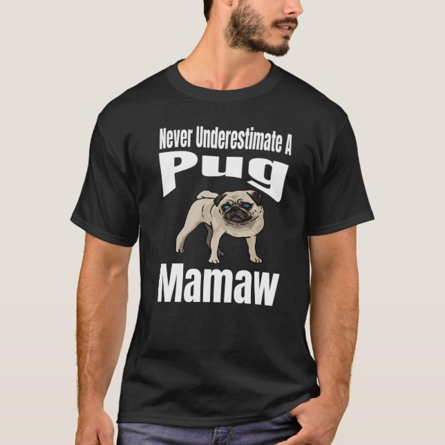 Camiseta Never Underestimate A Pug Mamaw Dog Lover Owner Fu (Anverso)
