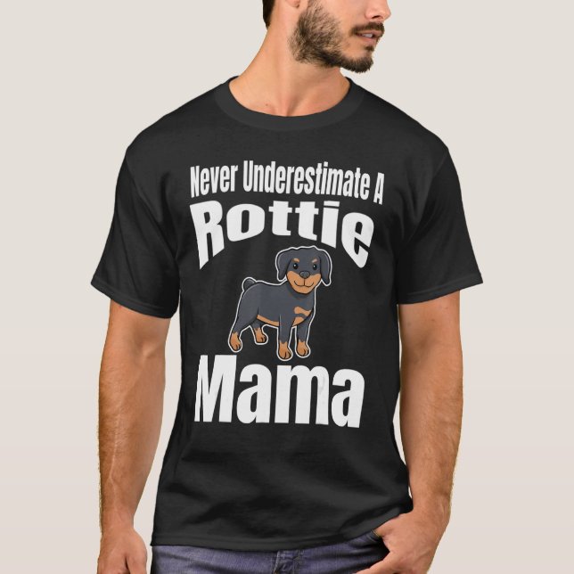 Camiseta Never Underestimate A Rottie Mama Dog Lover Owner  (Anverso)