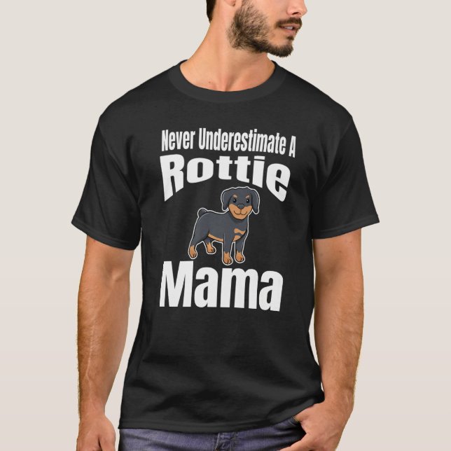 Camiseta Never Underestimate A Rottie Mama Dog Lover Owner  (Anverso)
