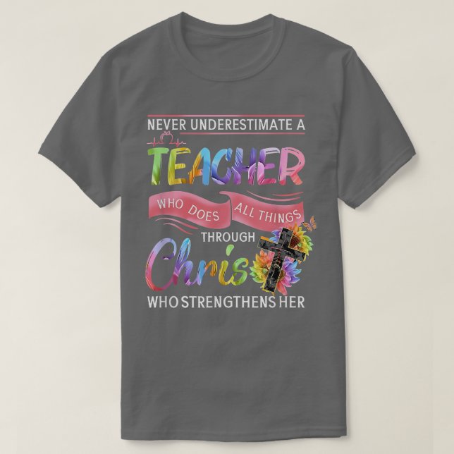 Camiseta Never Underestimate A Teacher Who Does All Things  (Diseño del anverso)
