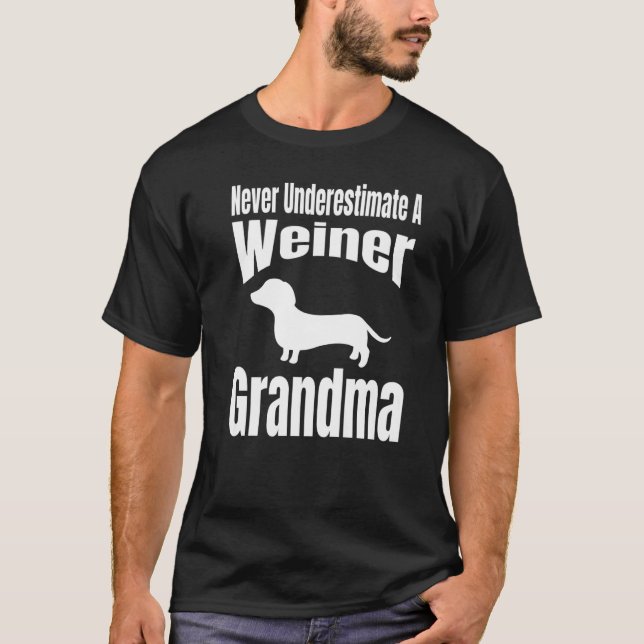 Camiseta Never Underestimate A Weiner Grandma Dog Lover Own (Anverso)