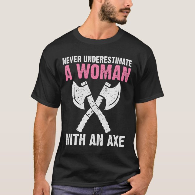 Camiseta Never Underestimate A With An Axe Throwing (Anverso)