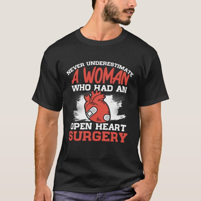 Camiseta Never Underestimate A Woman Who Had An Open Heart  (Anverso)