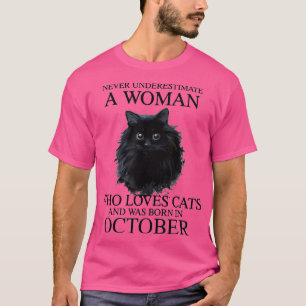 Camiseta Never Underestimate A Woman Who Loves Cats Born In