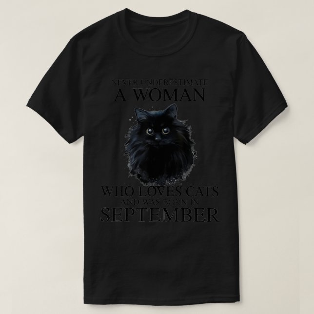 Camiseta Never Underestimate A Woman Who Loves Cats Born In (Diseño del anverso)