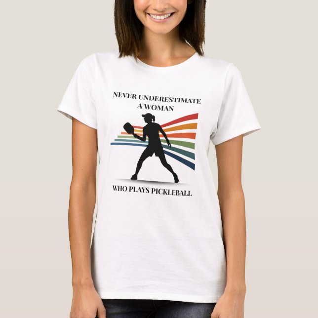 Camiseta Never underestimate a woman who play pickleball (Anverso)