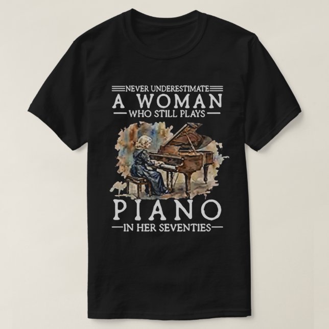 Camiseta Never Underestimate a Woman Who Plays Piano in Her (Diseño del anverso)