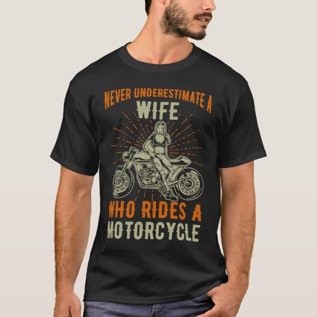 Camiseta Never underestimate a woman who rides a motorcycle (Anverso)
